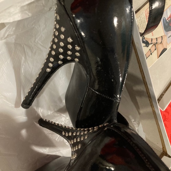 👠👠NWT Gorgeous Studded Heels👠👠 - Picture 3 of 8